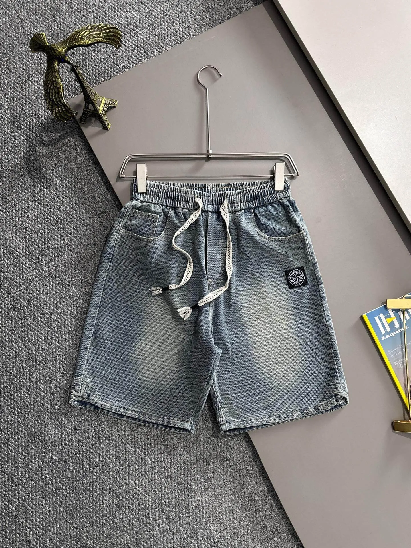 🅿️330 Stone Island 2025 summer new jeans denim shorts are woven from imported Japanese Denim plain cotton denim fabrics. They have three standards. The top stonewashing process makes the texture reach the old taste of the 1980s. It is soft, delicate, comfortable and breathable. The color has a modern and fashionable vicissitudes. The upper body is versatile and fashionable! Light luxury, a must-have item for daily commuting! Size: M-4XL (please state your height and weight when placing an order)